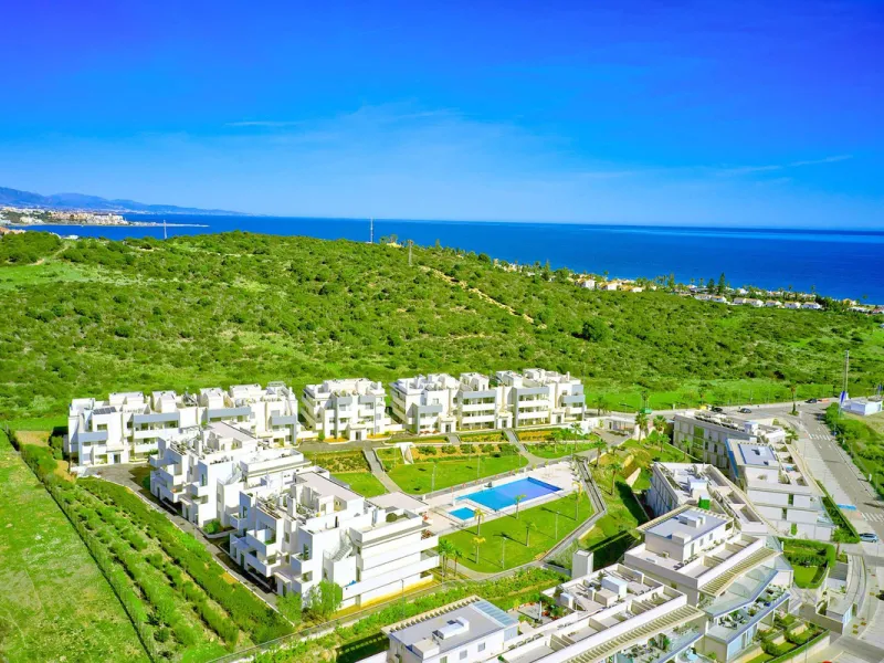 This beautiful ground-floor apartment is located in the highly sought-after Serenity Views in Estepona. Featuring 3 bedrooms, 2 bathrooms (one en-suite), and a spacious open-plan living, dining, and kitchen area, it is perfect for families or those seekin