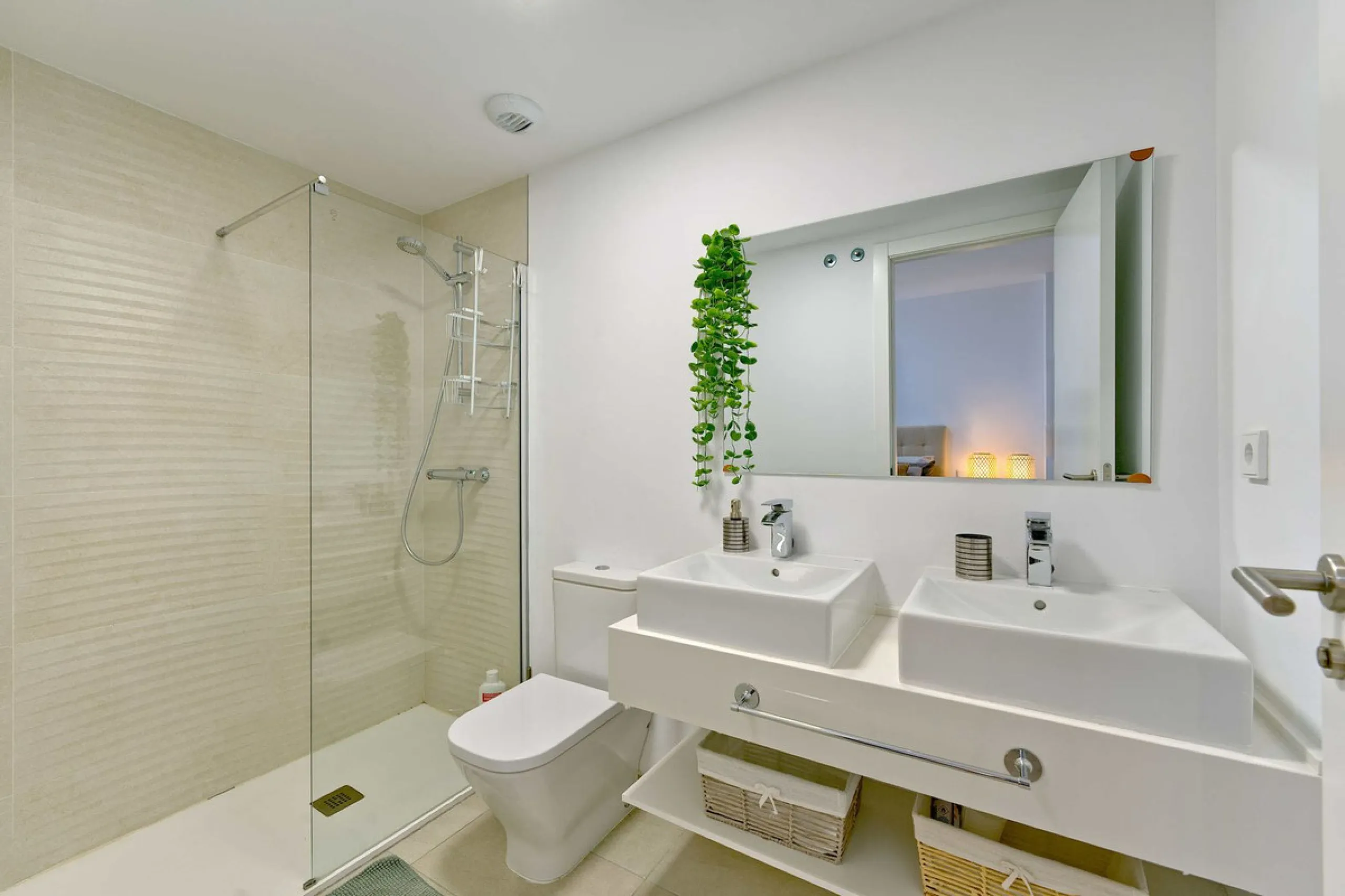 This beautiful ground-floor apartment is located in the highly sought-after Serenity Views in Estepona. Featuring 3 bedrooms, 2 bathrooms (one en-suite), and a spacious open-plan living, dining, and kitchen area, it is perfect for families or those seekin