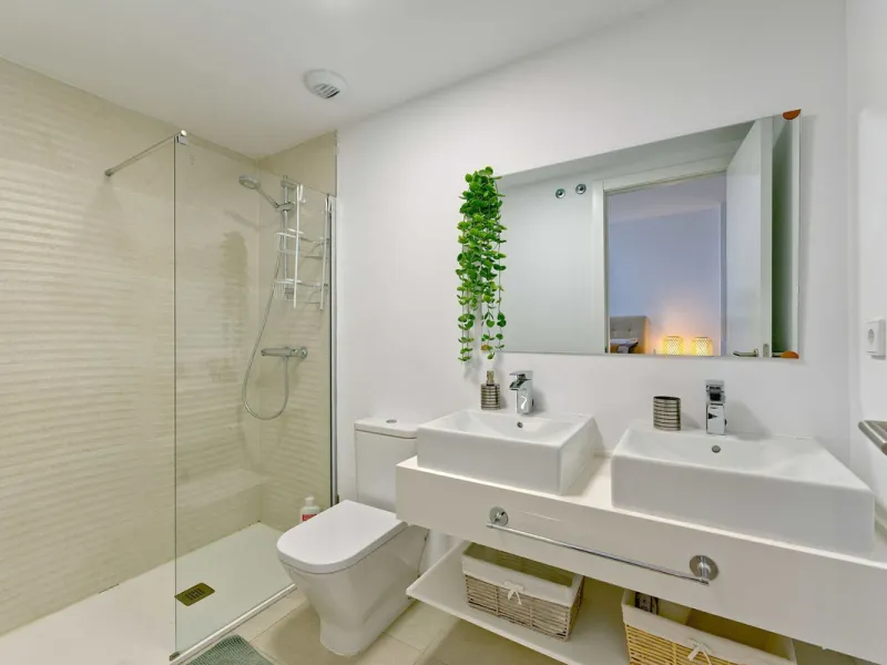 This beautiful ground-floor apartment is located in the highly sought-after Serenity Views in Estepona. Featuring 3 bedrooms, 2 bathrooms (one en-suite), and a spacious open-plan living, dining, and kitchen area, it is perfect for families or those seekin