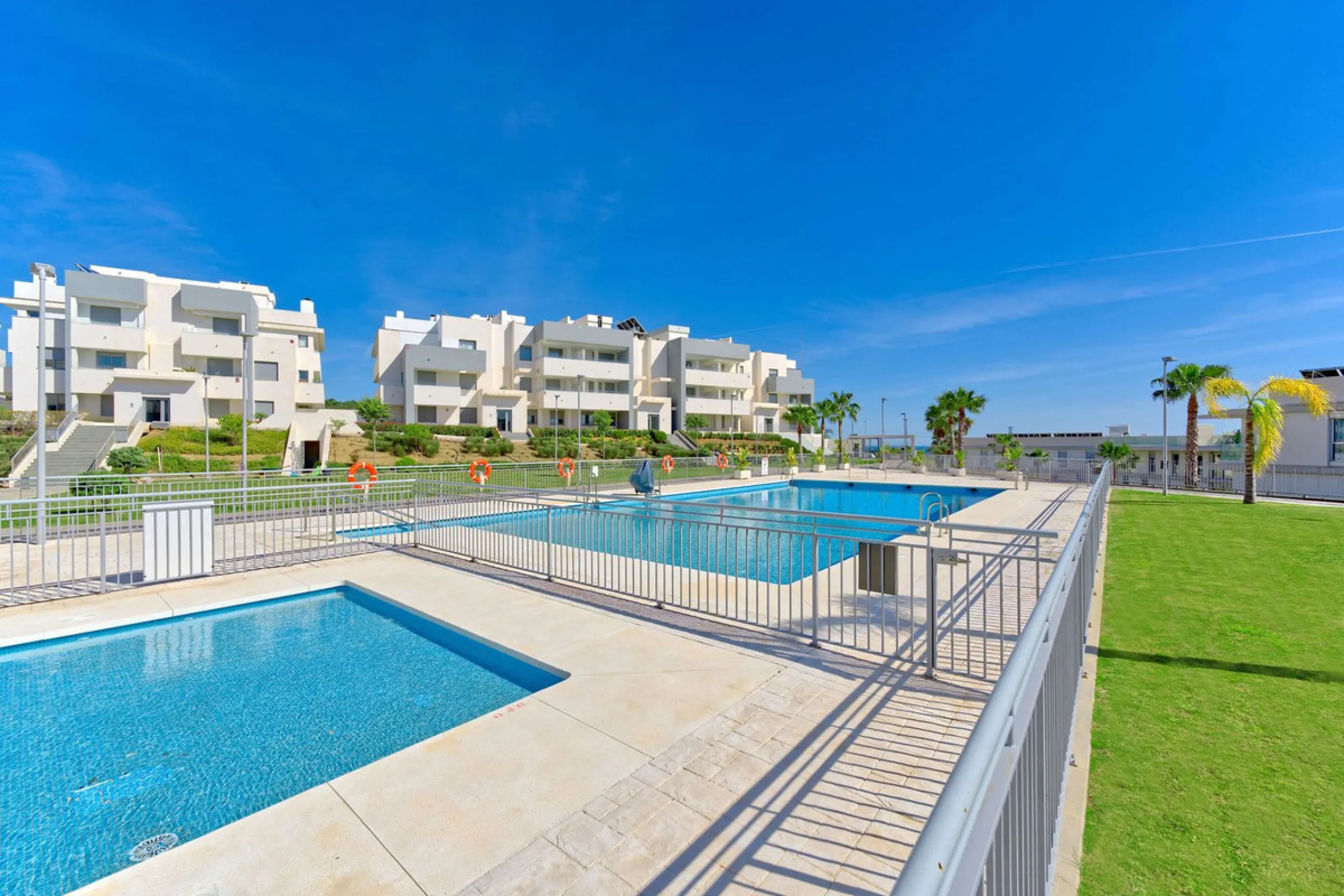 This beautiful ground-floor apartment is located in the highly sought-after Serenity Views in Estepona. Featuring 3 bedrooms, 2 bathrooms (one en-suite), and a spacious open-plan living, dining, and kitchen area, it is perfect for families or those seekin