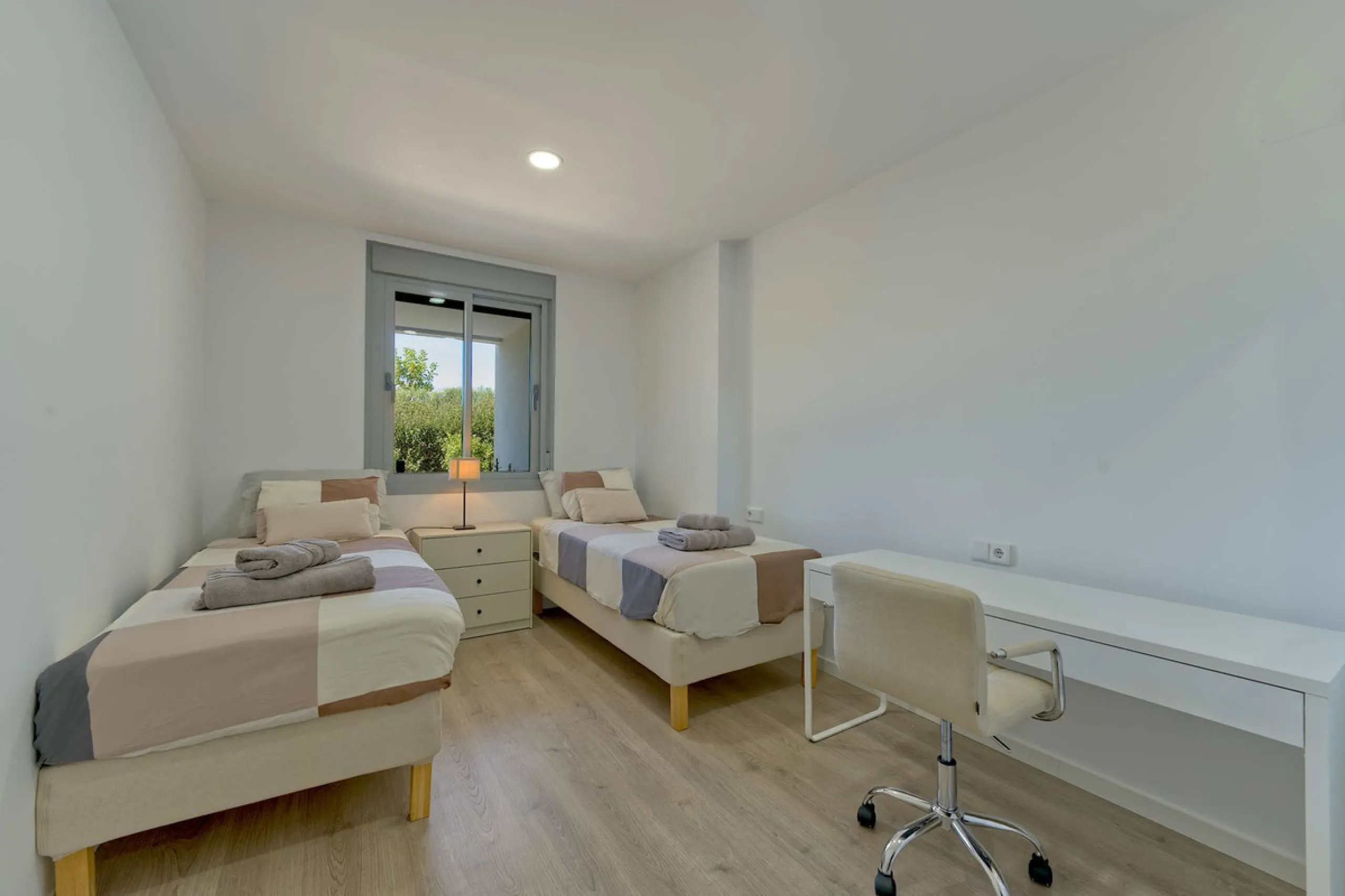 This beautiful ground-floor apartment is located in the highly sought-after Serenity Views in Estepona. Featuring 3 bedrooms, 2 bathrooms (one en-suite), and a spacious open-plan living, dining, and kitchen area, it is perfect for families or those seekin