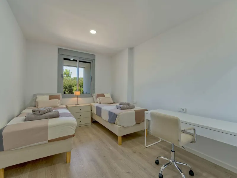 This beautiful ground-floor apartment is located in the highly sought-after Serenity Views in Estepona. Featuring 3 bedrooms, 2 bathrooms (one en-suite), and a spacious open-plan living, dining, and kitchen area, it is perfect for families or those seekin