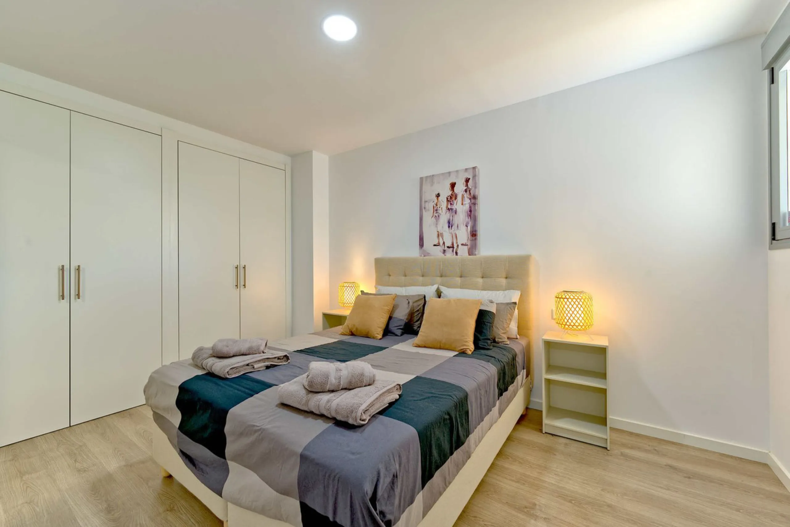 This beautiful ground-floor apartment is located in the highly sought-after Serenity Views in Estepona. Featuring 3 bedrooms, 2 bathrooms (one en-suite), and a spacious open-plan living, dining, and kitchen area, it is perfect for families or those seekin