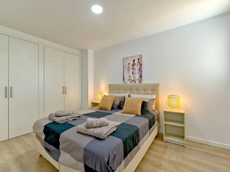 This beautiful ground-floor apartment is located in the highly sought-after Serenity Views in Estepona. Featuring 3 bedrooms, 2 bathrooms (one en-suite), and a spacious open-plan living, dining, and kitchen area, it is perfect for families or those seekin