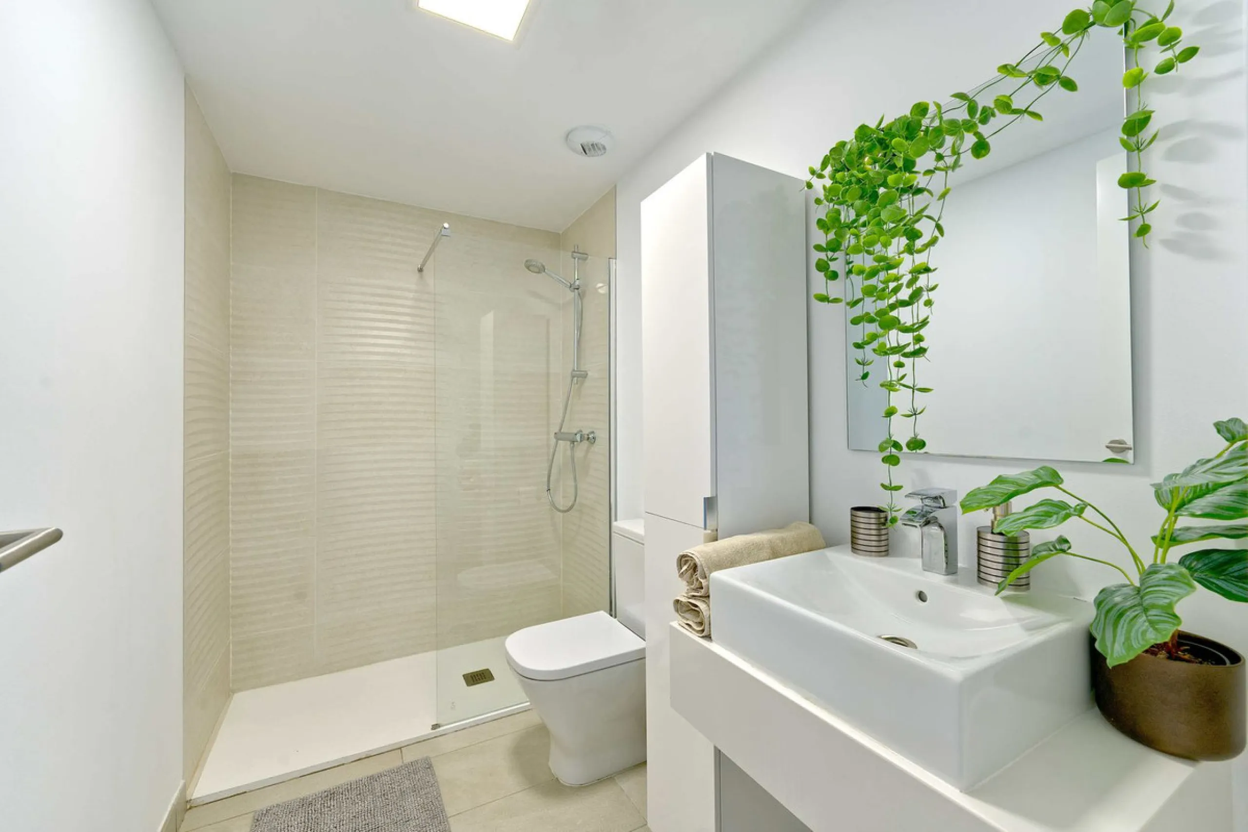 This beautiful ground-floor apartment is located in the highly sought-after Serenity Views in Estepona. Featuring 3 bedrooms, 2 bathrooms (one en-suite), and a spacious open-plan living, dining, and kitchen area, it is perfect for families or those seekin