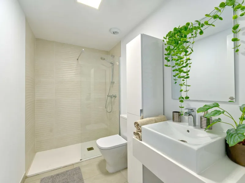 This beautiful ground-floor apartment is located in the highly sought-after Serenity Views in Estepona. Featuring 3 bedrooms, 2 bathrooms (one en-suite), and a spacious open-plan living, dining, and kitchen area, it is perfect for families or those seekin