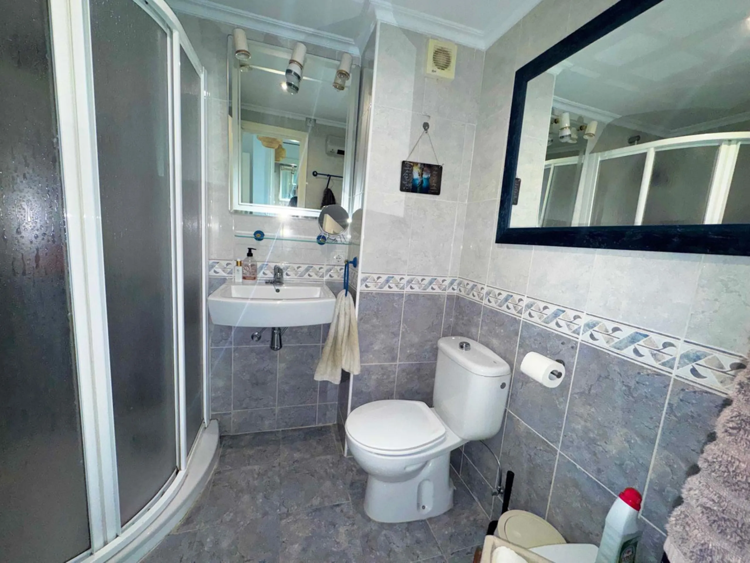 This fantastic two-bedroom, southwest-facing first-floor apartment in Calahonda offers beautiful sea views and an abundance of natural light throughout the day. The property features a bright and spacious living area complete with a charming fireplace, cr