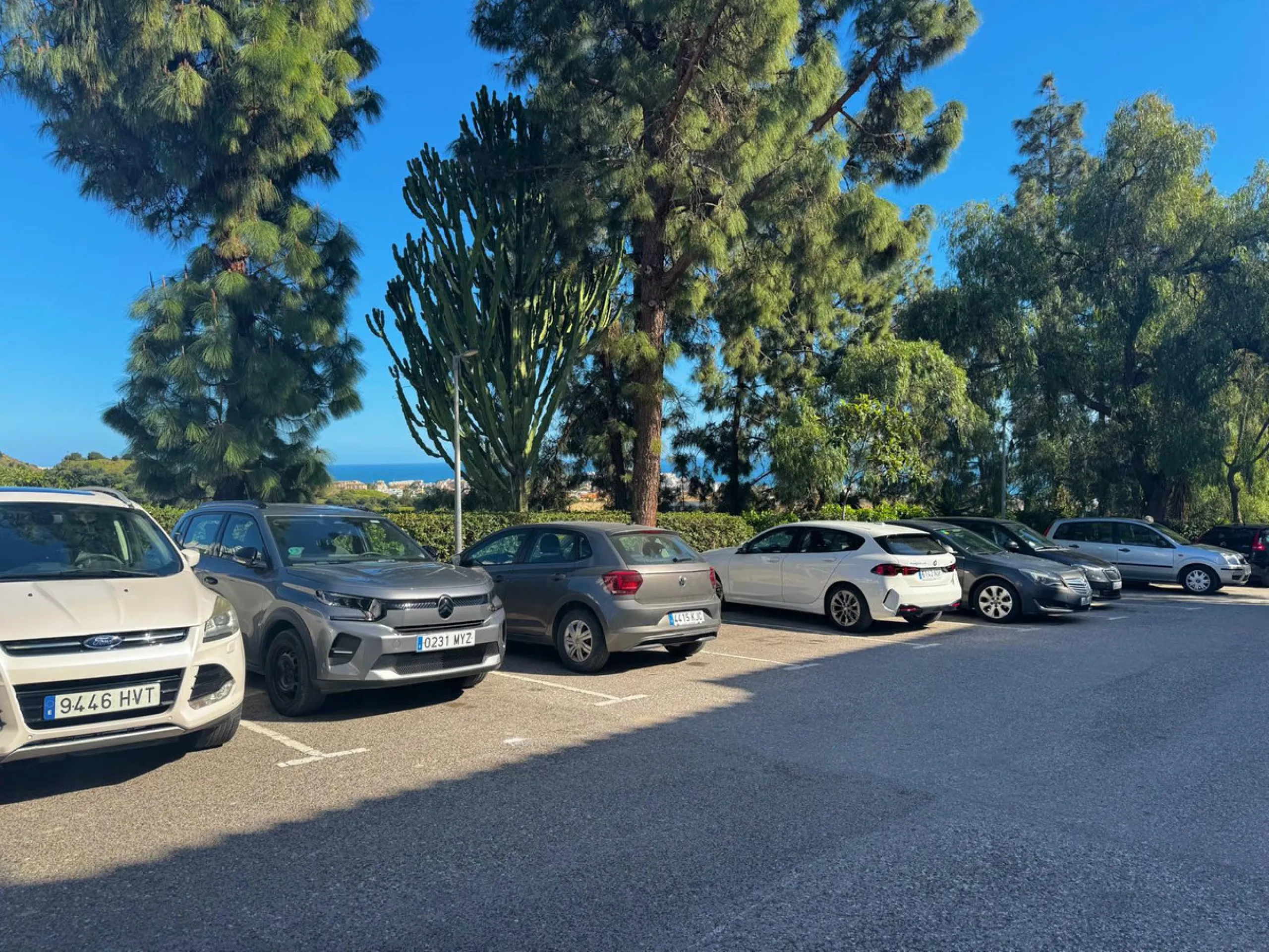 This fantastic two-bedroom, southwest-facing first-floor apartment in Calahonda offers beautiful sea views and an abundance of natural light throughout the day. The property features a bright and spacious living area complete with a charming fireplace, cr