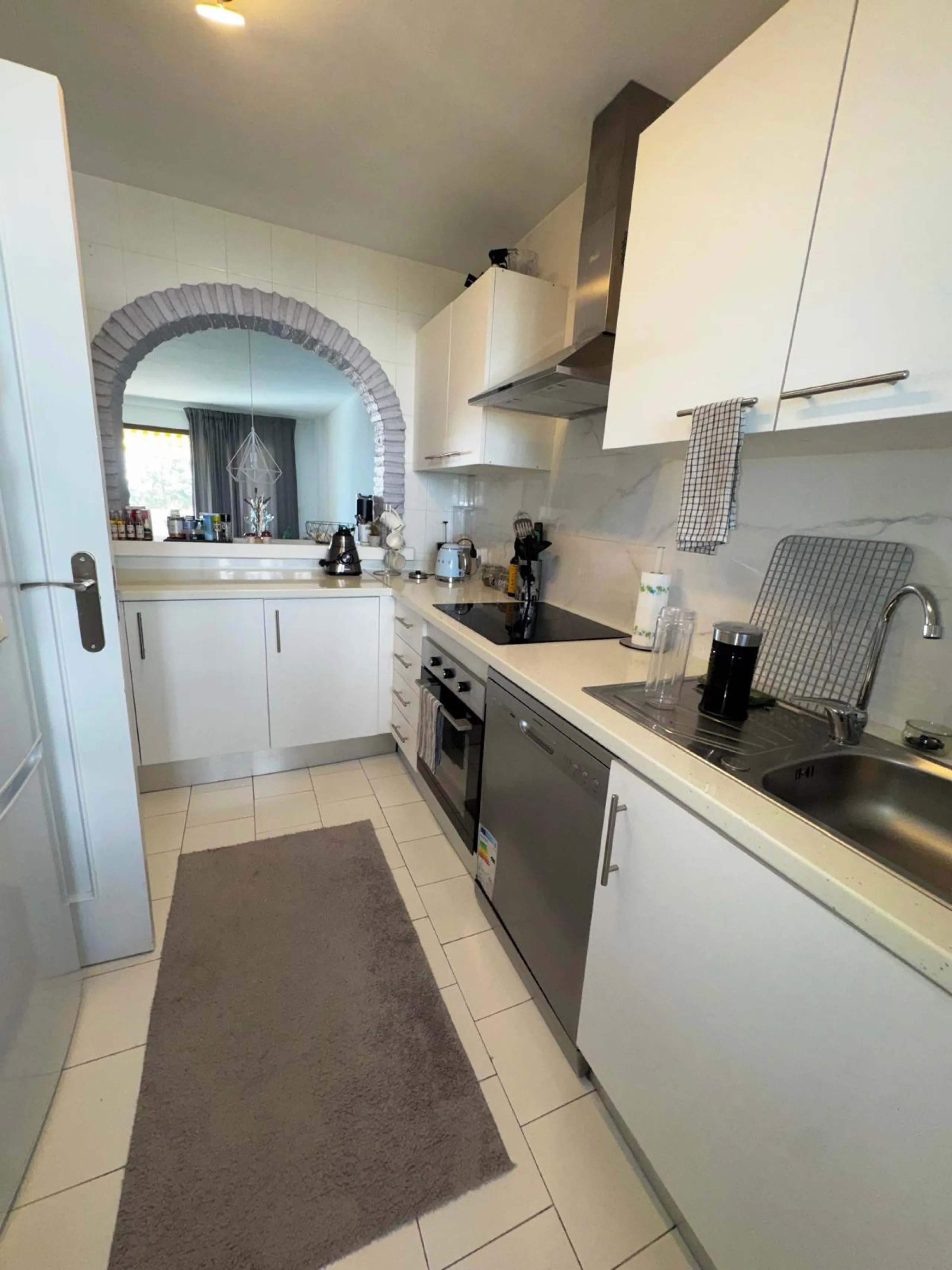 This fantastic two-bedroom, southwest-facing first-floor apartment in Calahonda offers beautiful sea views and an abundance of natural light throughout the day. The property features a bright and spacious living area complete with a charming fireplace, cr