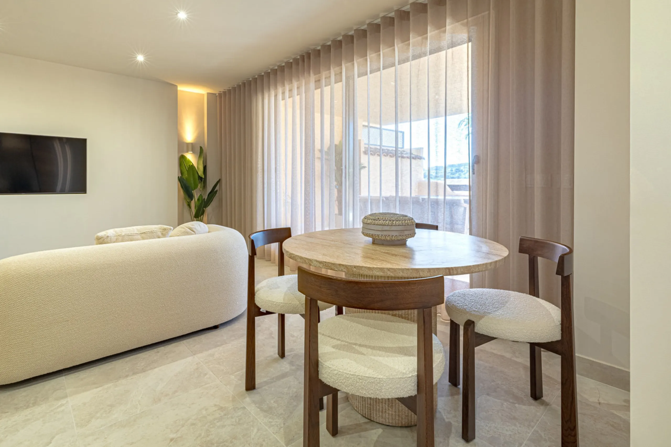 Located in the sought-after community of Las Lomas del Conde Luque, this beautifully positioned 2-bedroom, 2-bathroom apartment offers generous outdoor living, open views, and an unbeatable location close to amenities.