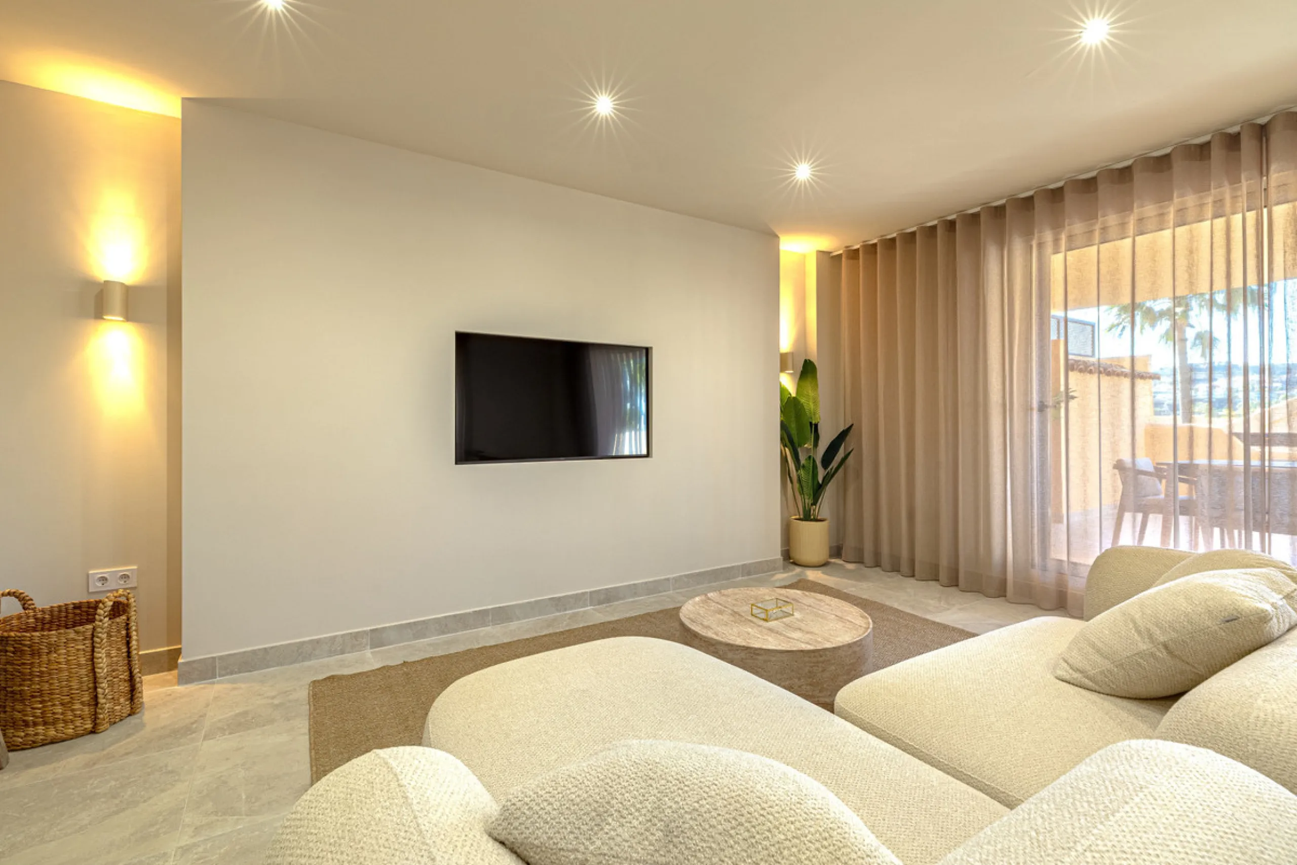 Located in the sought-after community of Las Lomas del Conde Luque, this beautifully positioned 2-bedroom, 2-bathroom apartment offers generous outdoor living, open views, and an unbeatable location close to amenities.