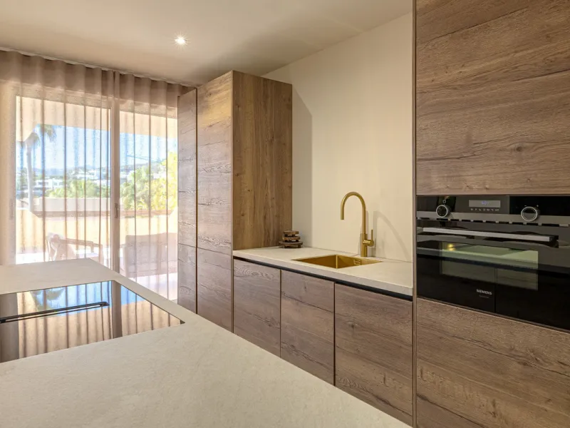 Located in the sought-after community of Las Lomas del Conde Luque, this beautifully positioned 2-bedroom, 2-bathroom apartment offers generous outdoor living, open views, and an unbeatable location close to amenities.