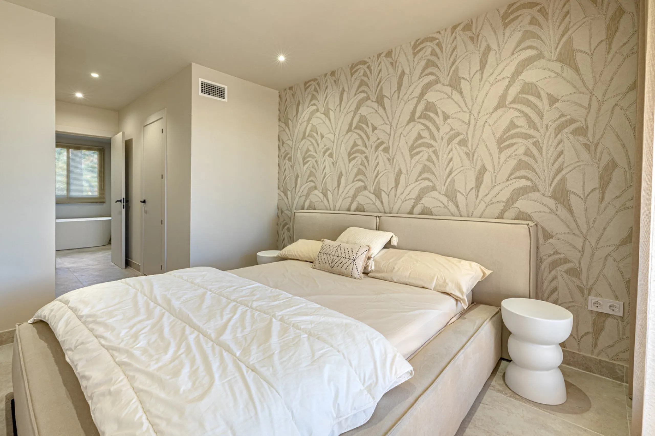 Located in the sought-after community of Las Lomas del Conde Luque, this beautifully positioned 2-bedroom, 2-bathroom apartment offers generous outdoor living, open views, and an unbeatable location close to amenities.
