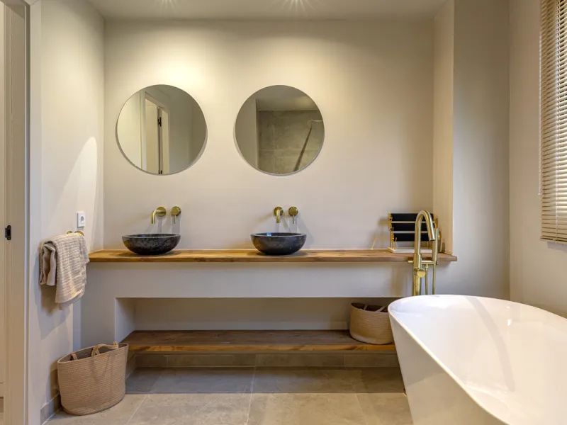 Located in the sought-after community of Las Lomas del Conde Luque, this beautifully positioned 2-bedroom, 2-bathroom apartment offers generous outdoor living, open views, and an unbeatable location close to amenities.