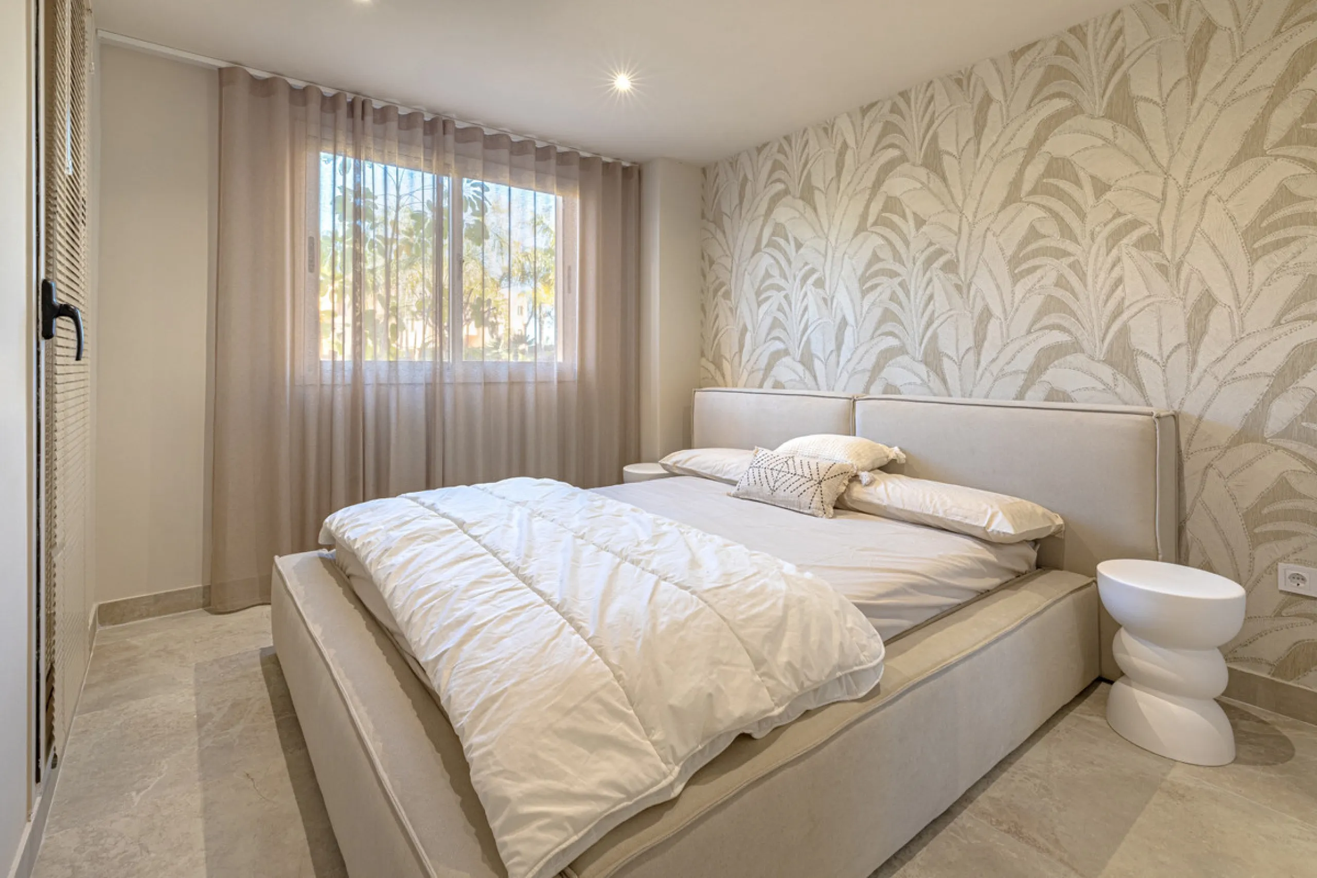 Located in the sought-after community of Las Lomas del Conde Luque, this beautifully positioned 2-bedroom, 2-bathroom apartment offers generous outdoor living, open views, and an unbeatable location close to amenities.