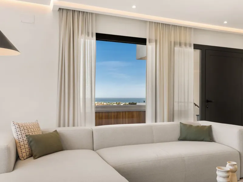 Stylish Renovated Apartment with Sea & Mountain Views