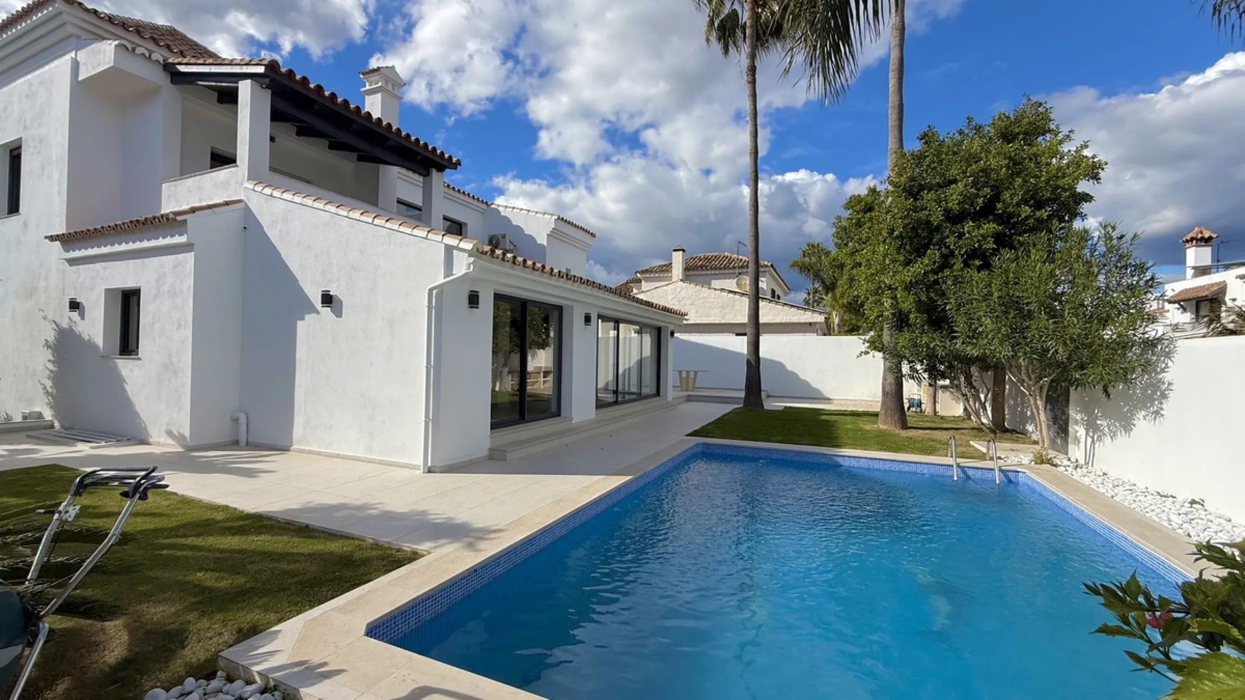 An exceptional villa for sale in Altos del Rodeo, offering five bedrooms and four bathrooms with a desirable south-facing orientation. The villa was fully renovated in 2025. The property is distributed over three levels.