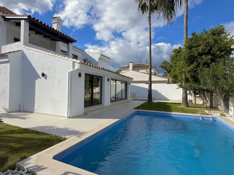 An exceptional villa for sale in Altos del Rodeo, offering five bedrooms and four bathrooms with a desirable south-facing orientation. The villa was fully renovated in 2025. The property is distributed over three levels.