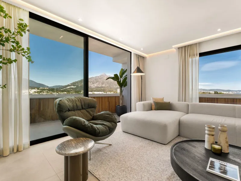 Stylish Renovated Apartment with Sea & Mountain Views