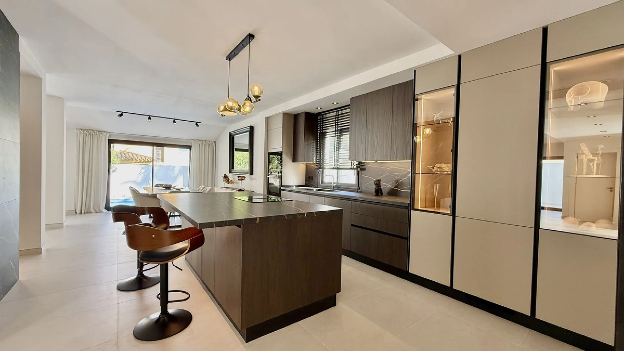 An exceptional villa for sale in Altos del Rodeo, offering five bedrooms and four bathrooms with a desirable south-facing orientation. The villa was fully renovated in 2025. The property is distributed over three levels.