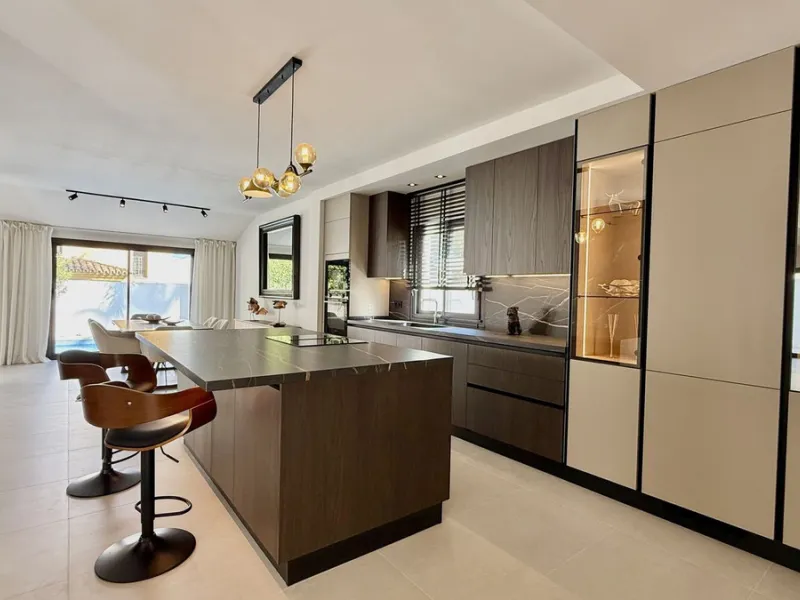 An exceptional villa for sale in Altos del Rodeo, offering five bedrooms and four bathrooms with a desirable south-facing orientation. The villa was fully renovated in 2025. The property is distributed over three levels.