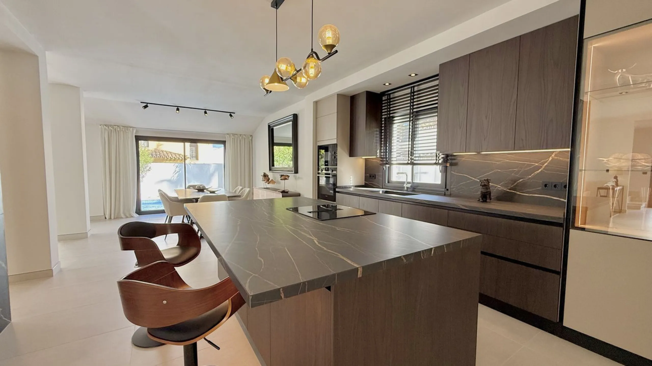 An exceptional villa for sale in Altos del Rodeo, offering five bedrooms and four bathrooms with a desirable south-facing orientation. The villa was fully renovated in 2025. The property is distributed over three levels.
