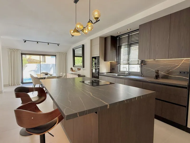 An exceptional villa for sale in Altos del Rodeo, offering five bedrooms and four bathrooms with a desirable south-facing orientation. The villa was fully renovated in 2025. The property is distributed over three levels.