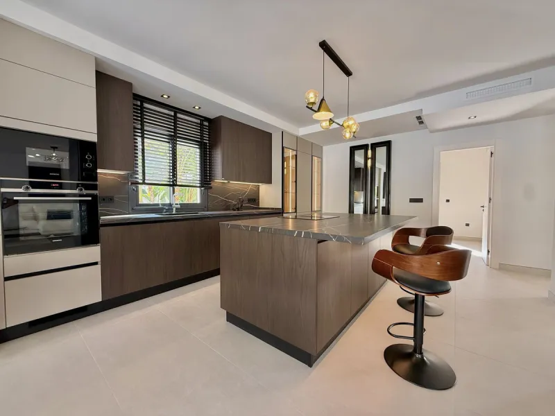 An exceptional villa for sale in Altos del Rodeo, offering five bedrooms and four bathrooms with a desirable south-facing orientation. The villa was fully renovated in 2025. The property is distributed over three levels.