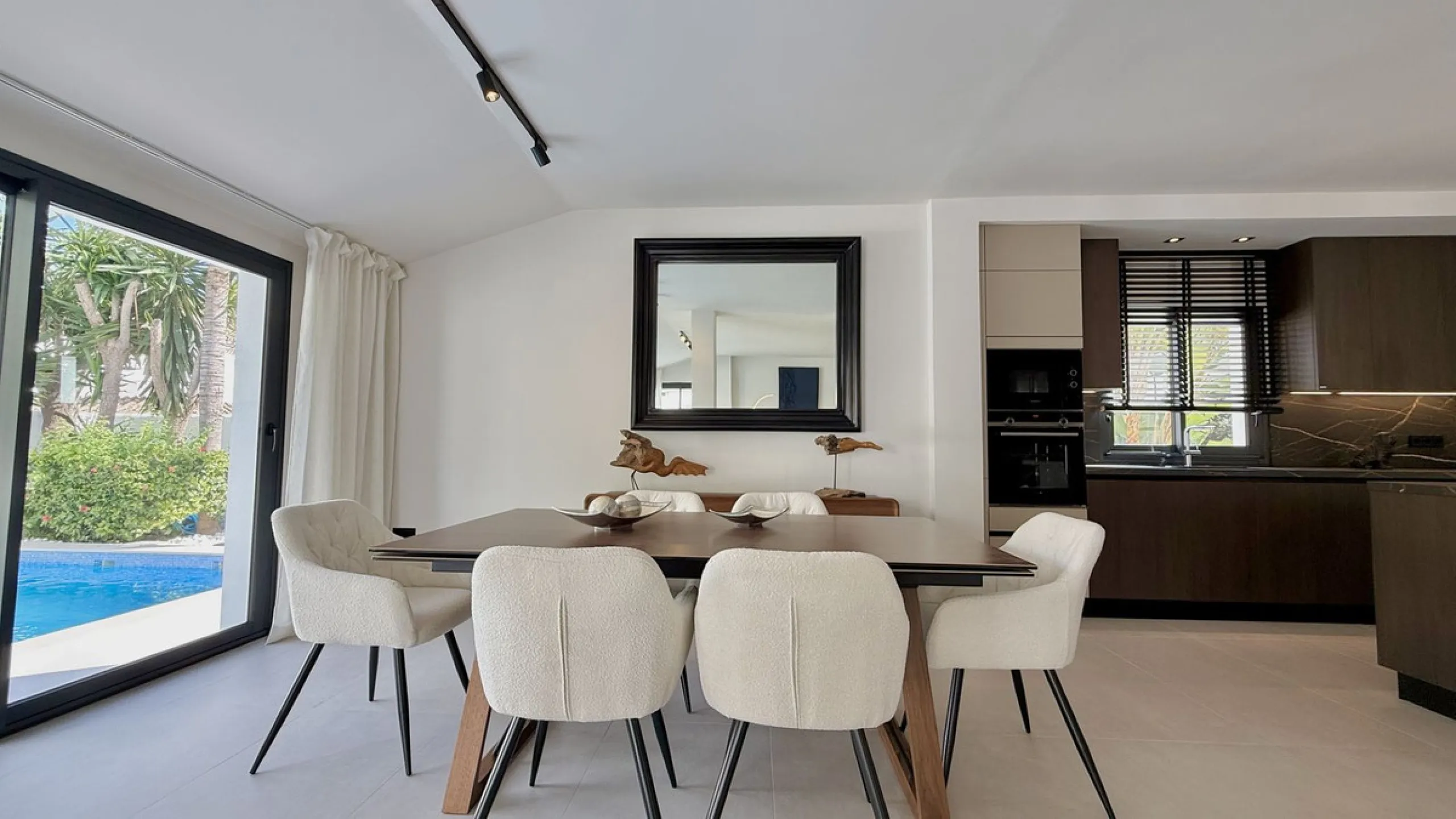 An exceptional villa for sale in Altos del Rodeo, offering five bedrooms and four bathrooms with a desirable south-facing orientation. The villa was fully renovated in 2025. The property is distributed over three levels.
