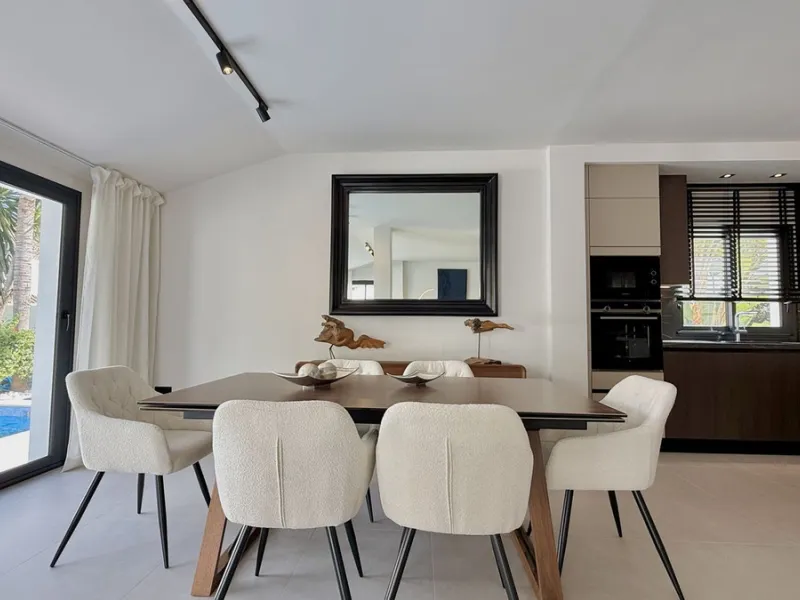An exceptional villa for sale in Altos del Rodeo, offering five bedrooms and four bathrooms with a desirable south-facing orientation. The villa was fully renovated in 2025. The property is distributed over three levels.