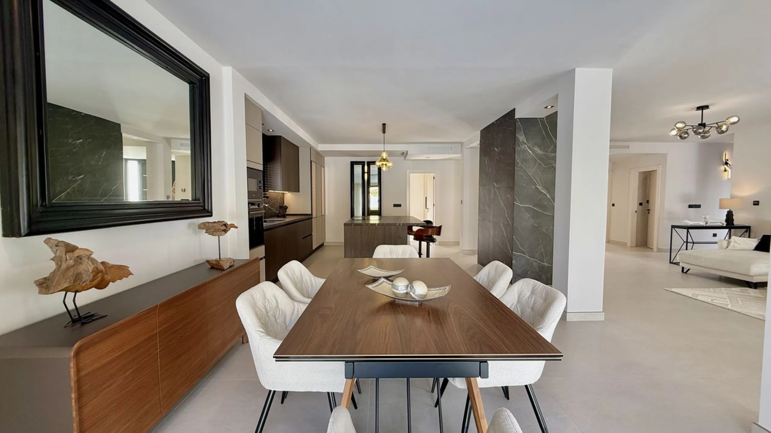 An exceptional villa for sale in Altos del Rodeo, offering five bedrooms and four bathrooms with a desirable south-facing orientation. The villa was fully renovated in 2025. The property is distributed over three levels.