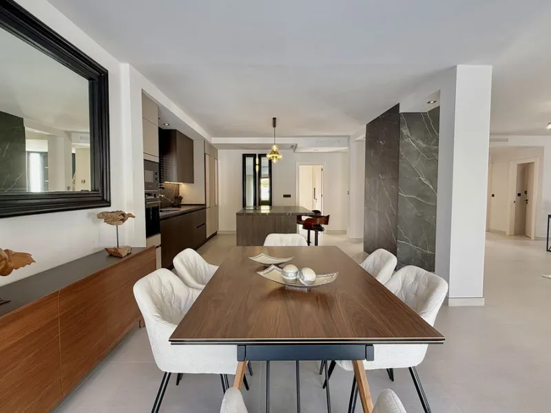 An exceptional villa for sale in Altos del Rodeo, offering five bedrooms and four bathrooms with a desirable south-facing orientation. The villa was fully renovated in 2025. The property is distributed over three levels.