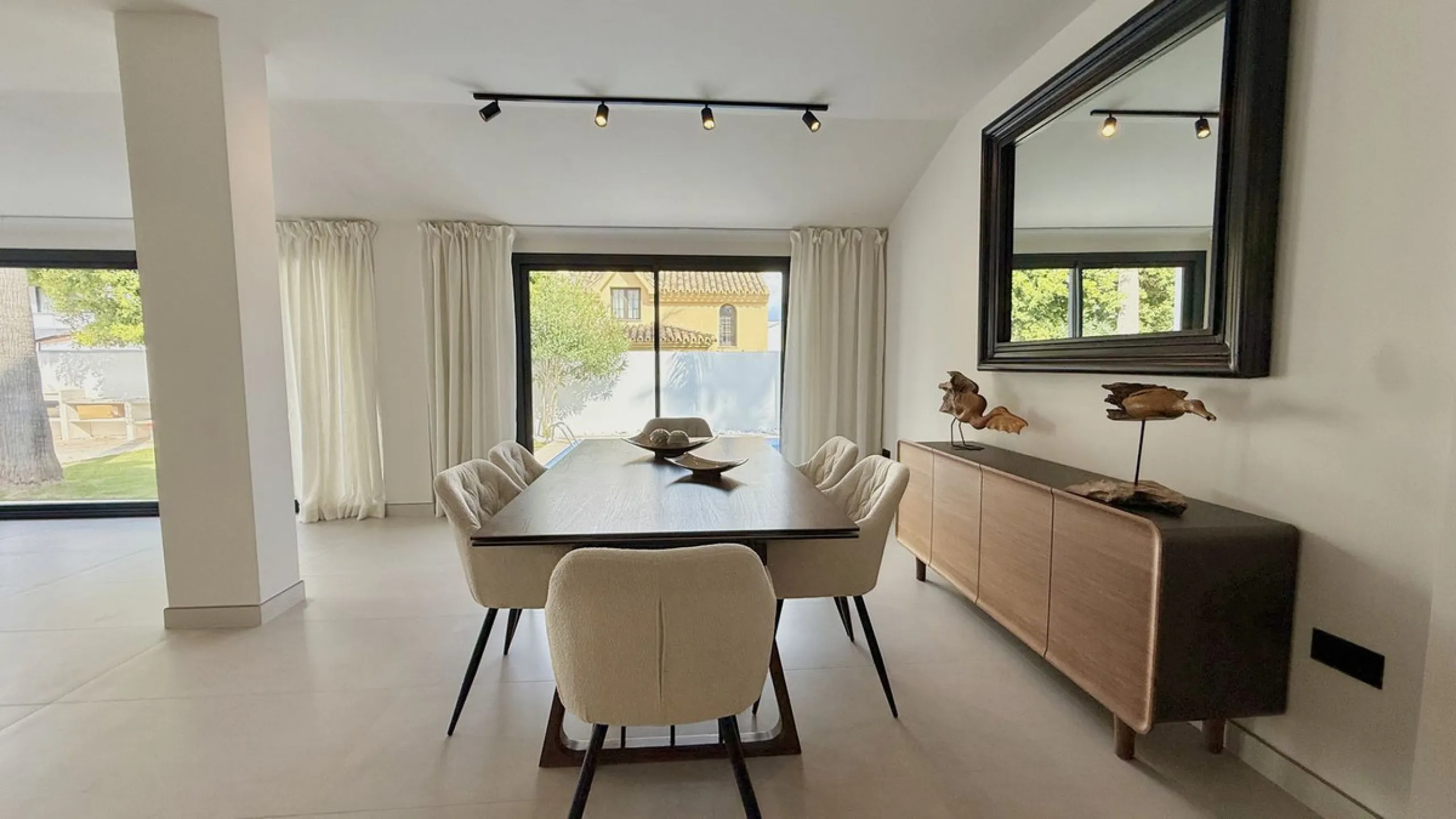 An exceptional villa for sale in Altos del Rodeo, offering five bedrooms and four bathrooms with a desirable south-facing orientation. The villa was fully renovated in 2025. The property is distributed over three levels.