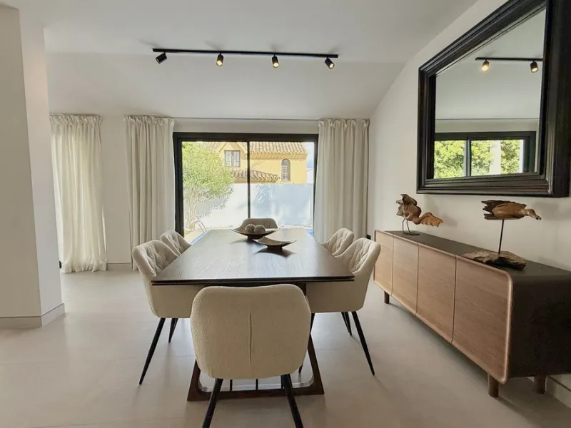 An exceptional villa for sale in Altos del Rodeo, offering five bedrooms and four bathrooms with a desirable south-facing orientation. The villa was fully renovated in 2025. The property is distributed over three levels.