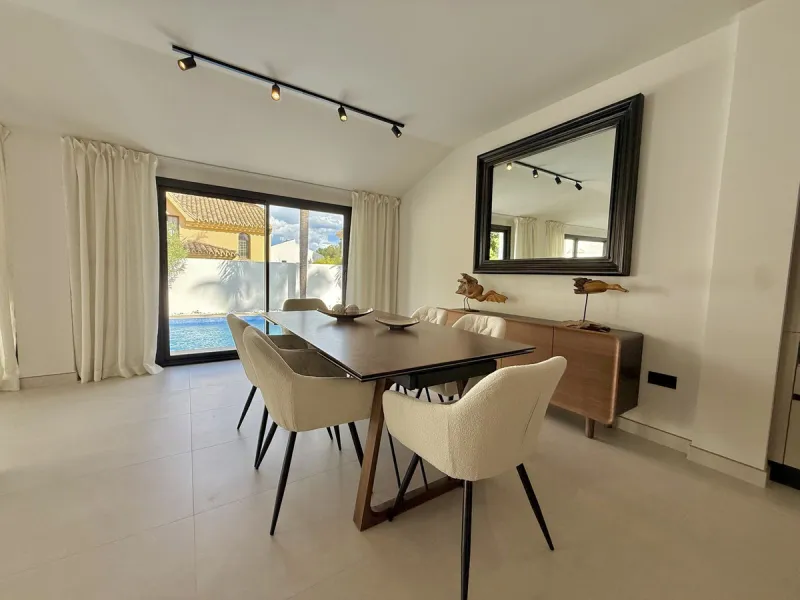 An exceptional villa for sale in Altos del Rodeo, offering five bedrooms and four bathrooms with a desirable south-facing orientation. The villa was fully renovated in 2025. The property is distributed over three levels.