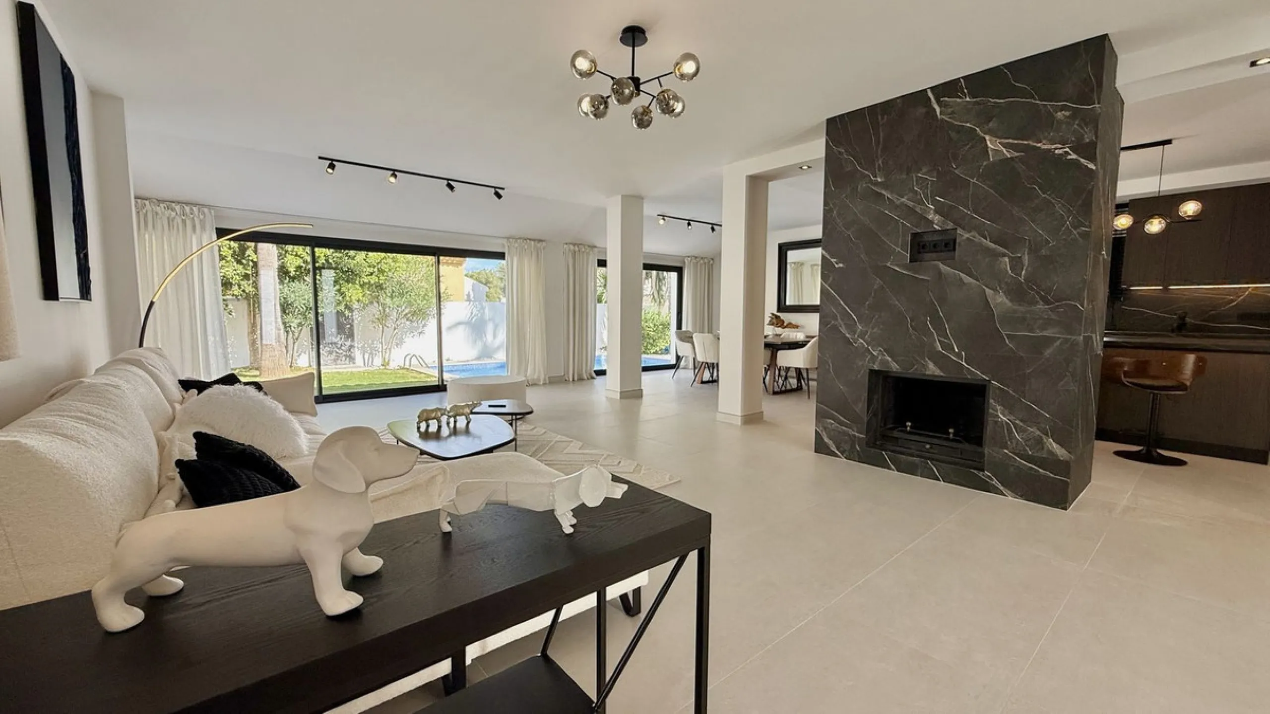 An exceptional villa for sale in Altos del Rodeo, offering five bedrooms and four bathrooms with a desirable south-facing orientation. The villa was fully renovated in 2025. The property is distributed over three levels.