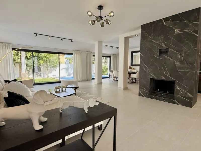 An exceptional villa for sale in Altos del Rodeo, offering five bedrooms and four bathrooms with a desirable south-facing orientation. The villa was fully renovated in 2025. The property is distributed over three levels.