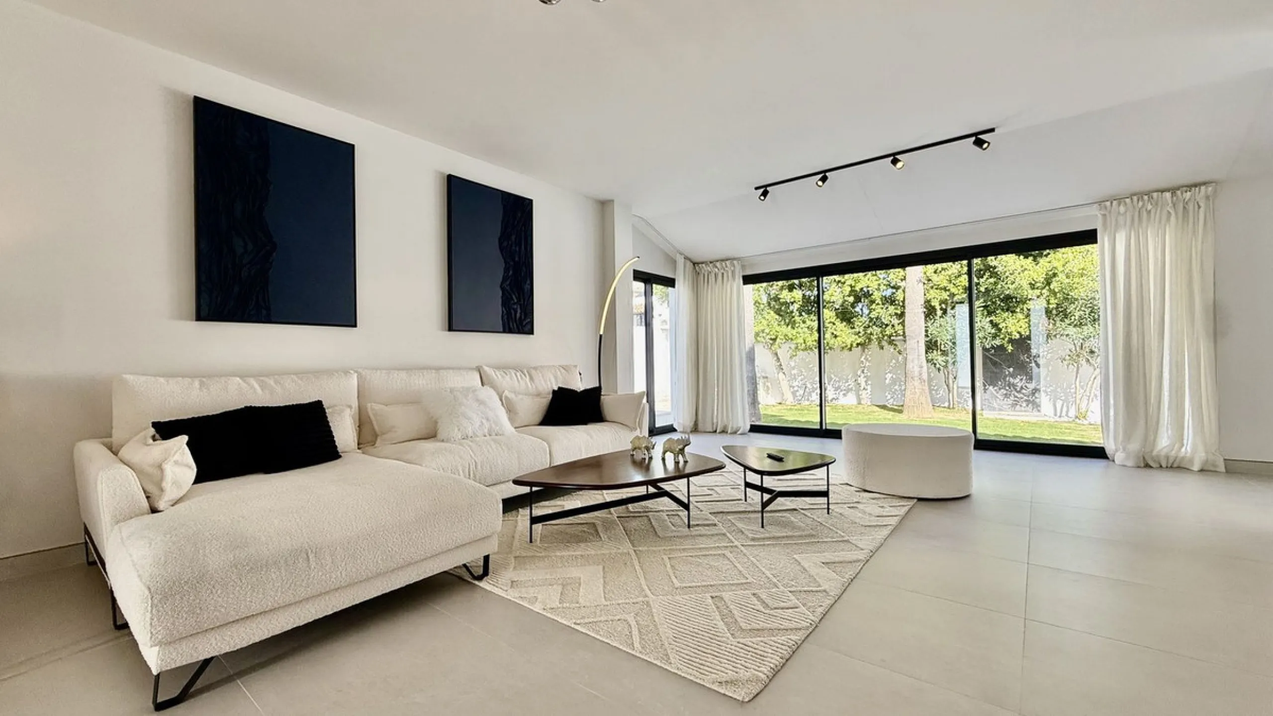 An exceptional villa for sale in Altos del Rodeo, offering five bedrooms and four bathrooms with a desirable south-facing orientation. The villa was fully renovated in 2025. The property is distributed over three levels.