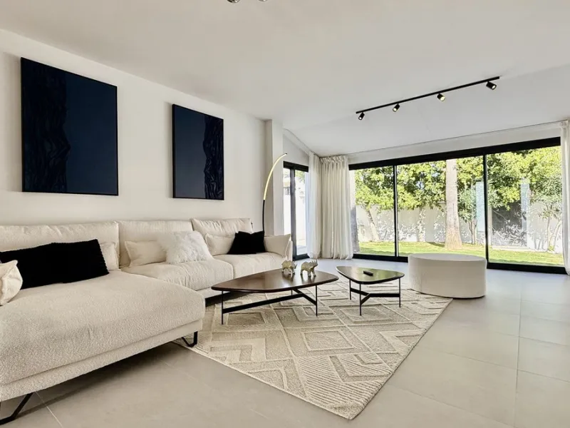 An exceptional villa for sale in Altos del Rodeo, offering five bedrooms and four bathrooms with a desirable south-facing orientation. The villa was fully renovated in 2025. The property is distributed over three levels.