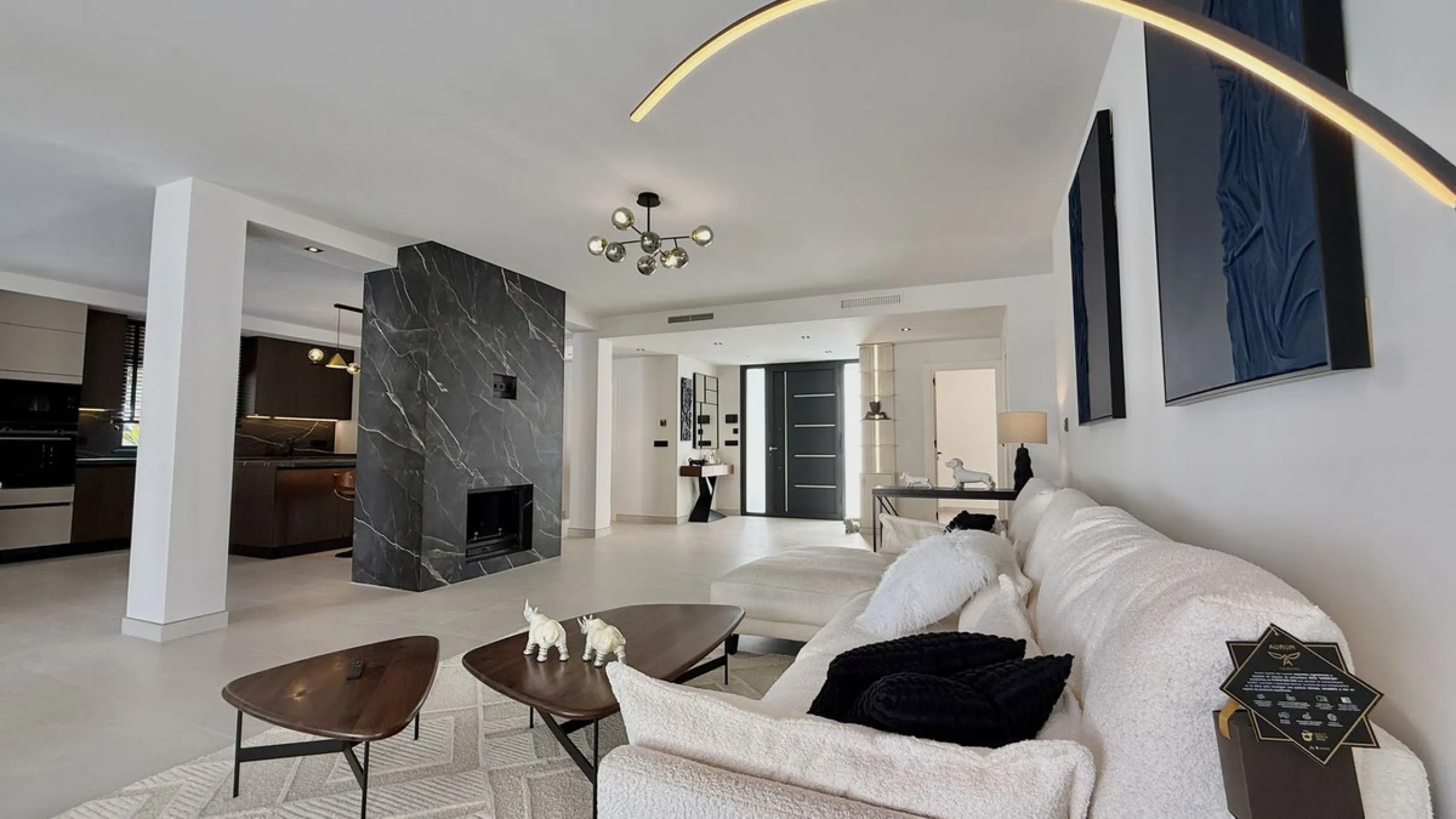 An exceptional villa for sale in Altos del Rodeo, offering five bedrooms and four bathrooms with a desirable south-facing orientation. The villa was fully renovated in 2025. The property is distributed over three levels.