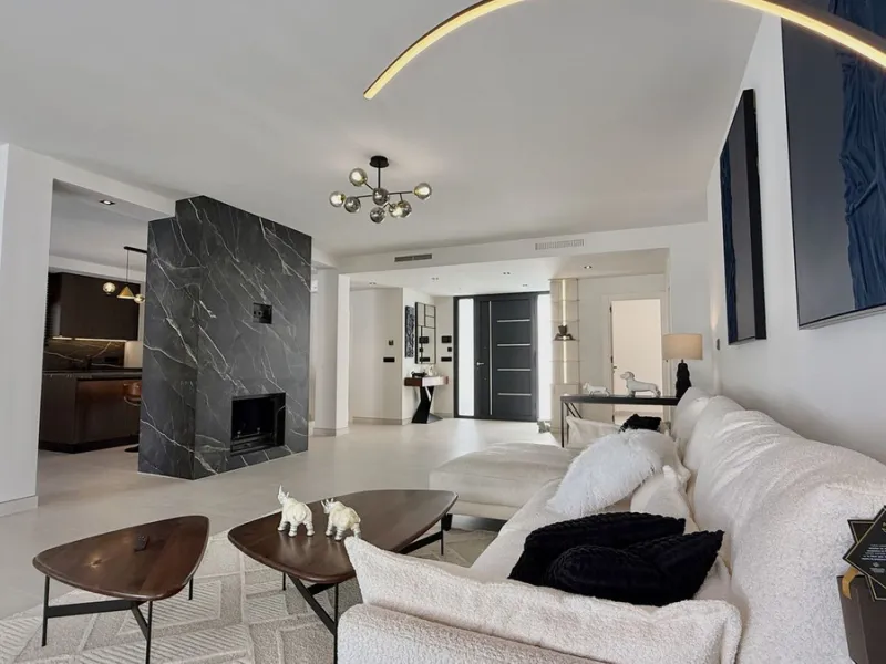 An exceptional villa for sale in Altos del Rodeo, offering five bedrooms and four bathrooms with a desirable south-facing orientation. The villa was fully renovated in 2025. The property is distributed over three levels.