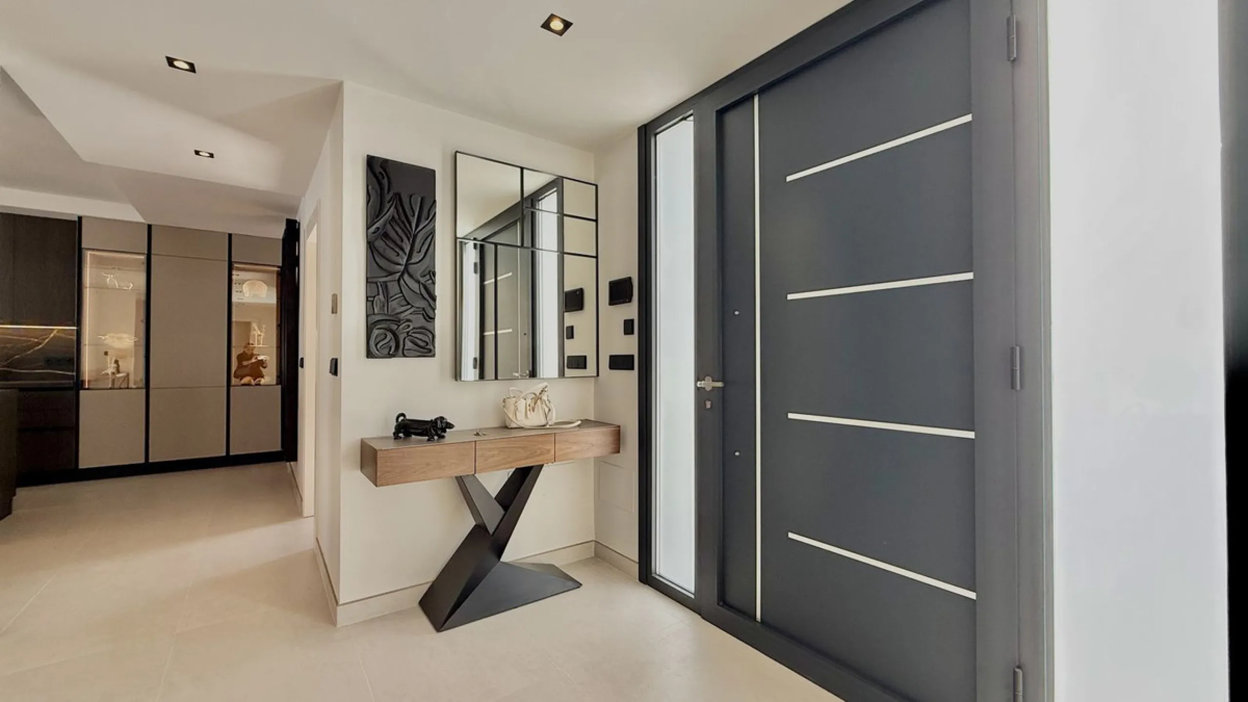 An exceptional villa for sale in Altos del Rodeo, offering five bedrooms and four bathrooms with a desirable south-facing orientation. The villa was fully renovated in 2025. The property is distributed over three levels.