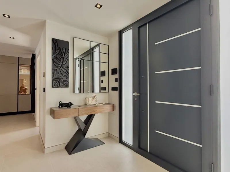 An exceptional villa for sale in Altos del Rodeo, offering five bedrooms and four bathrooms with a desirable south-facing orientation. The villa was fully renovated in 2025. The property is distributed over three levels.