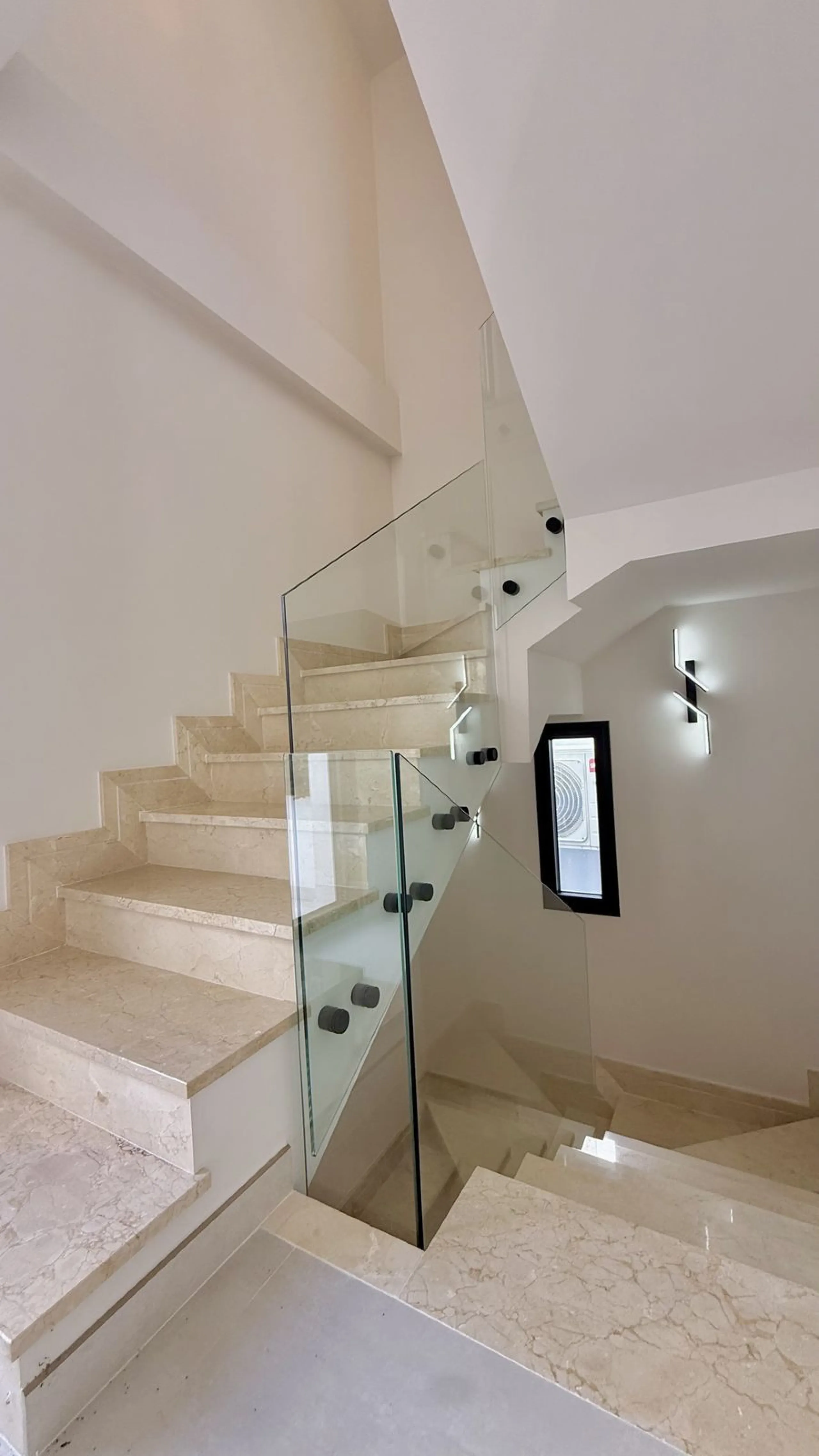 An exceptional villa for sale in Altos del Rodeo, offering five bedrooms and four bathrooms with a desirable south-facing orientation. The villa was fully renovated in 2025. The property is distributed over three levels.