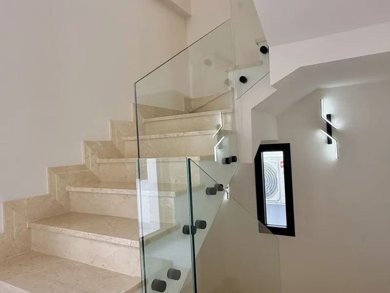 An exceptional villa for sale in Altos del Rodeo, offering five bedrooms and four bathrooms with a desirable south-facing orientation. The villa was fully renovated in 2025. The property is distributed over three levels.