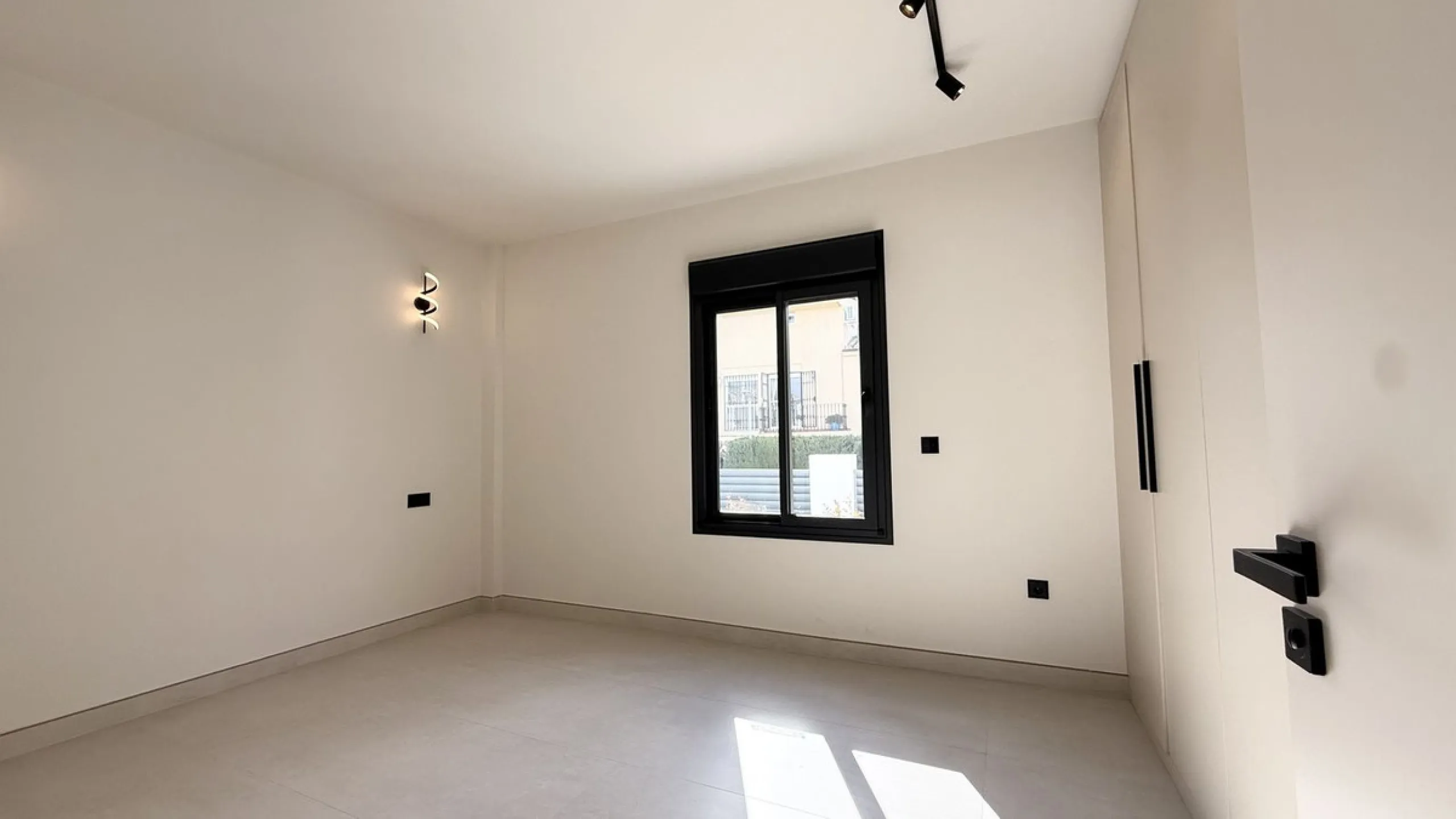 An exceptional villa for sale in Altos del Rodeo, offering five bedrooms and four bathrooms with a desirable south-facing orientation. The villa was fully renovated in 2025. The property is distributed over three levels.