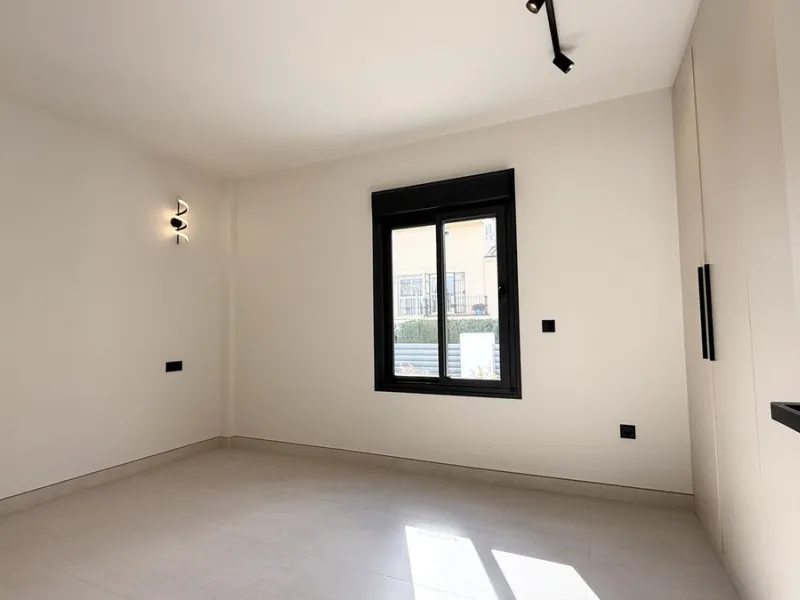 An exceptional villa for sale in Altos del Rodeo, offering five bedrooms and four bathrooms with a desirable south-facing orientation. The villa was fully renovated in 2025. The property is distributed over three levels.