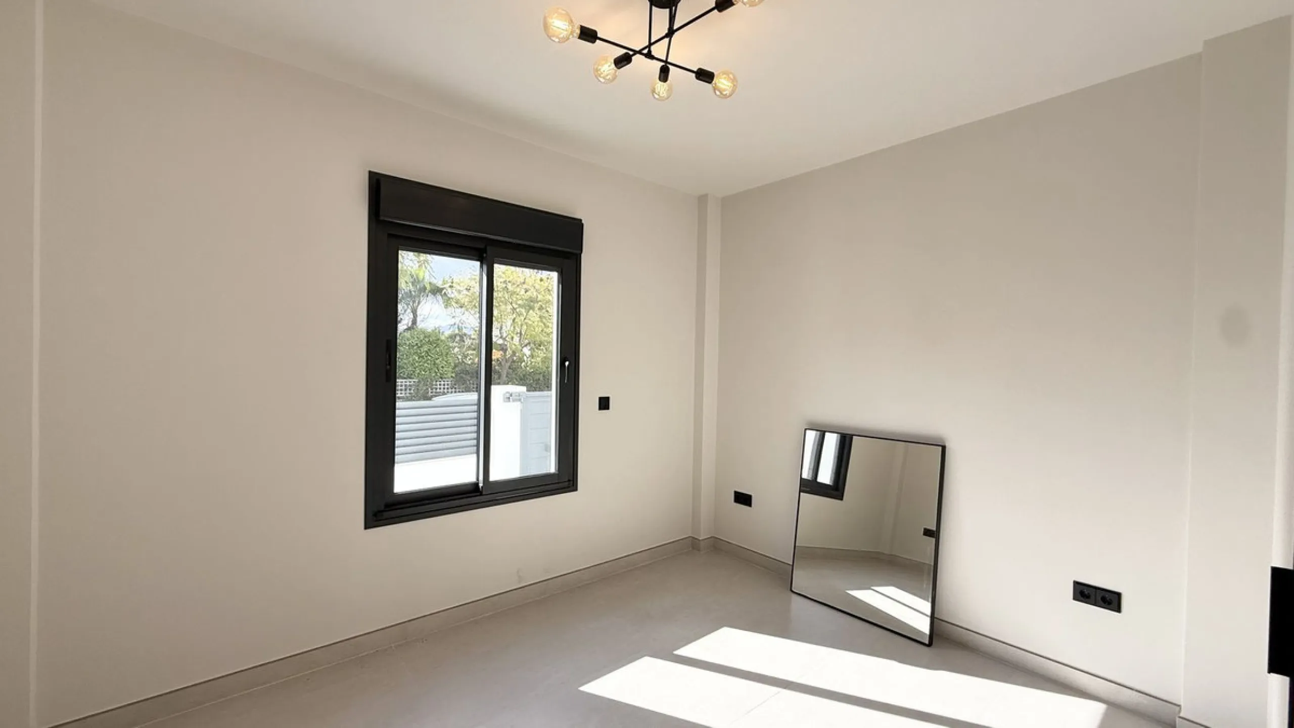 An exceptional villa for sale in Altos del Rodeo, offering five bedrooms and four bathrooms with a desirable south-facing orientation. The villa was fully renovated in 2025. The property is distributed over three levels.