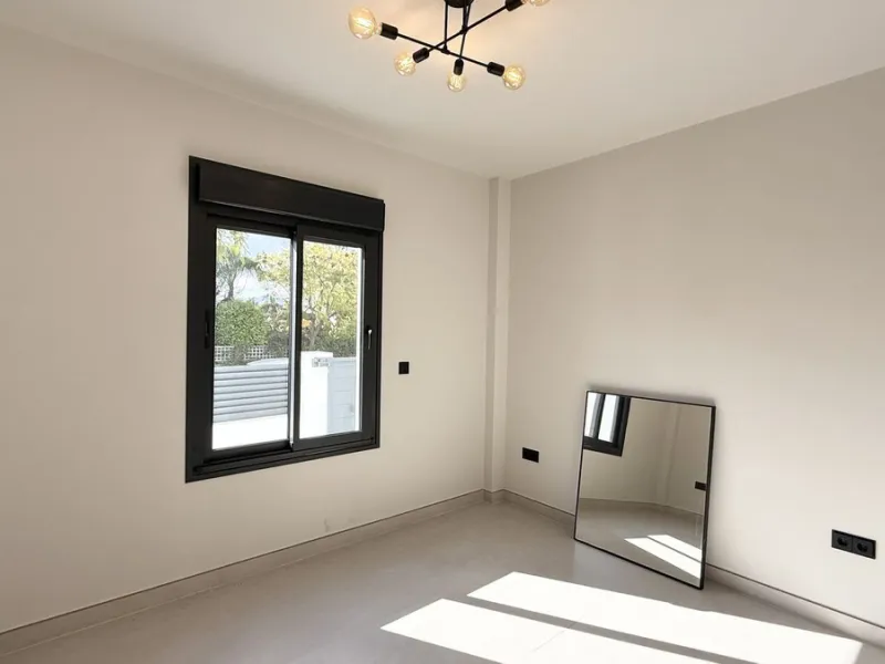 An exceptional villa for sale in Altos del Rodeo, offering five bedrooms and four bathrooms with a desirable south-facing orientation. The villa was fully renovated in 2025. The property is distributed over three levels.