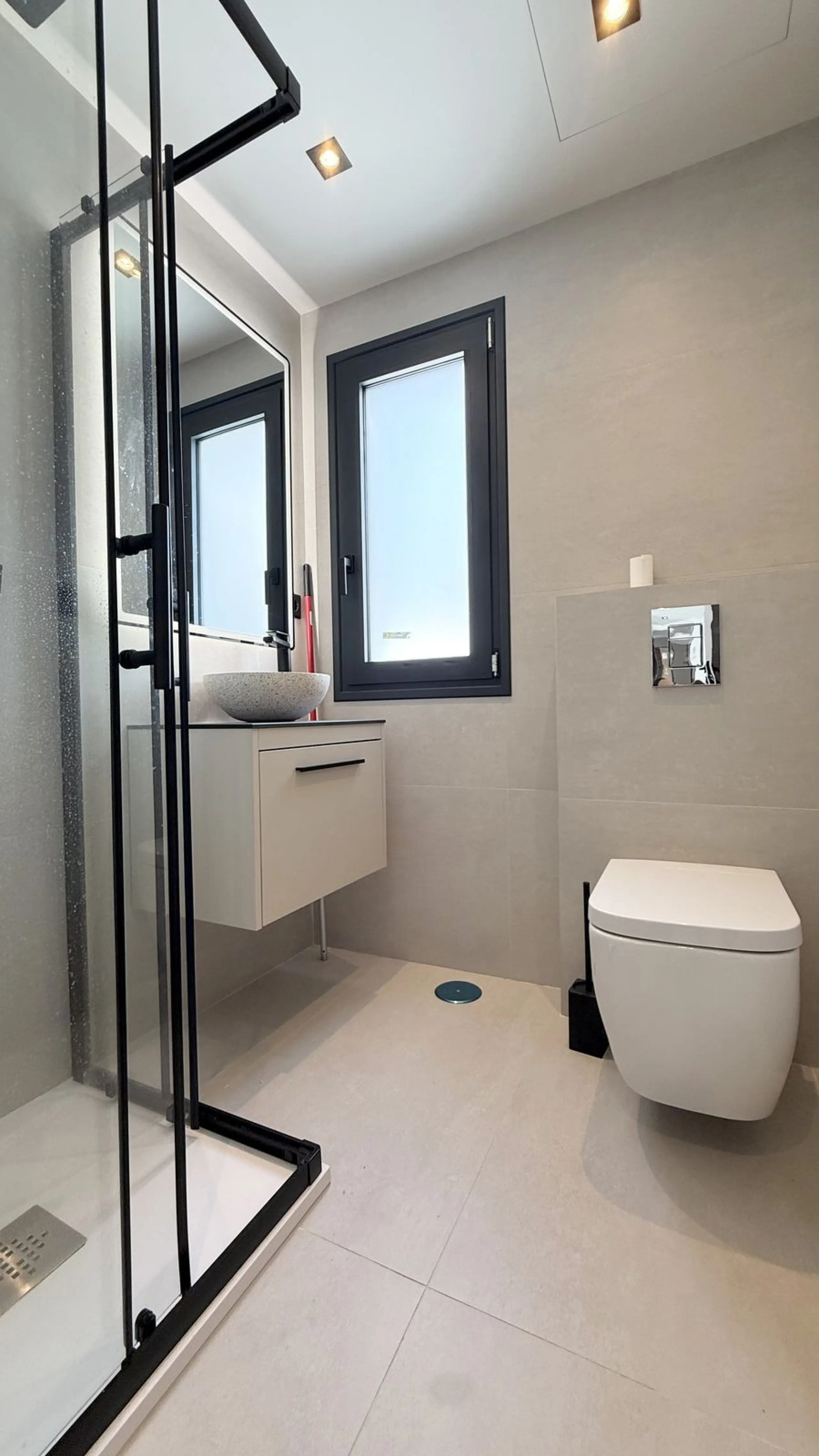 An exceptional villa for sale in Altos del Rodeo, offering five bedrooms and four bathrooms with a desirable south-facing orientation. The villa was fully renovated in 2025. The property is distributed over three levels.